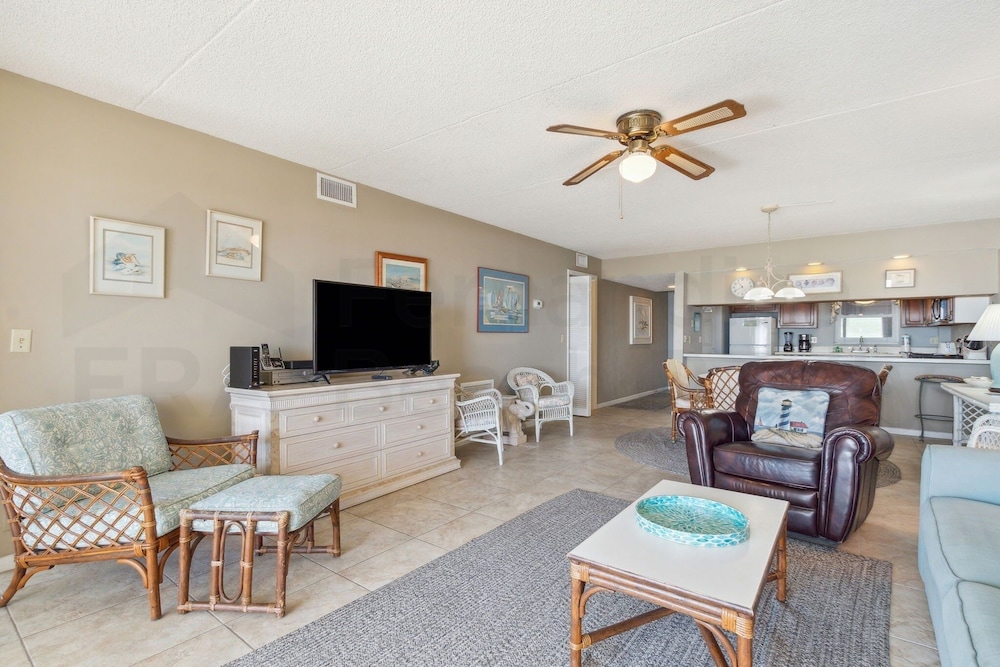 Ocean View Condo, Easy Acces to the Pool and Private Walkway to the Beach by RedAwning