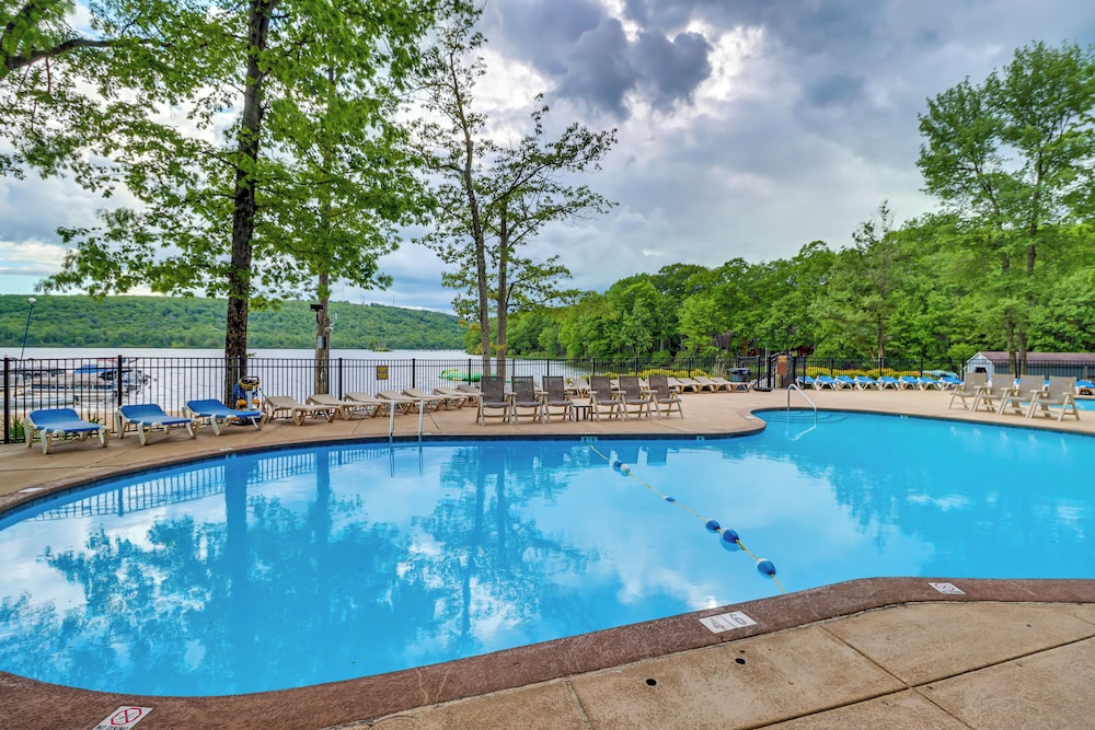 Hot Tub & Community Perks: Big Boulder Lake Escape