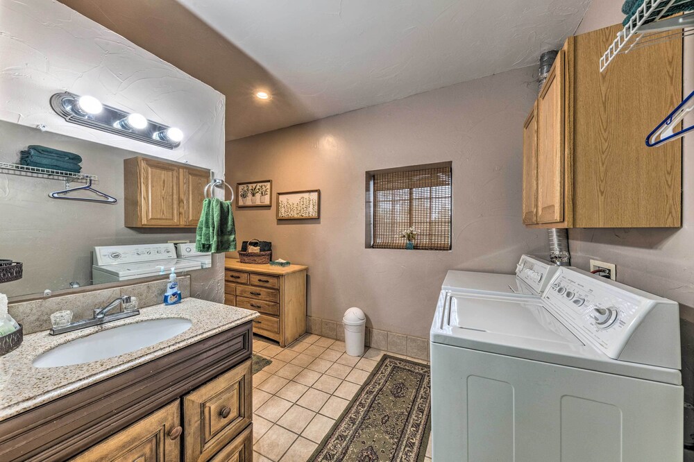 Casa Ruidoso Cabin: Hot Tub, Views & Pool Table! view 4