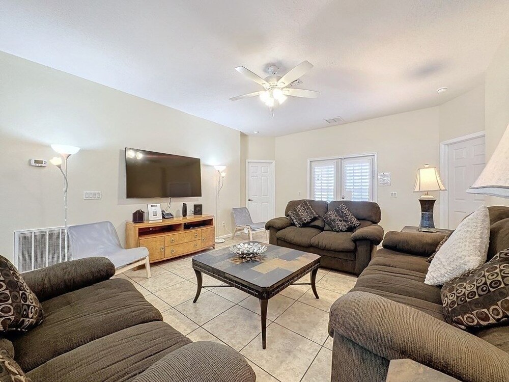 Walk To Silver Spurs Rodeo And Heritage Park 4 Bedroom Home