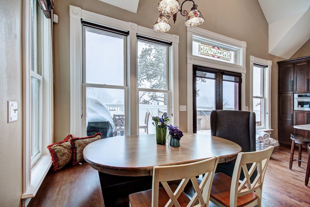 Ridge Street Lookout 4 Bedroom Home by RedAwning