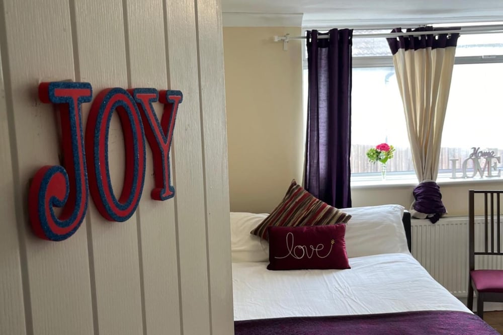 3 Bed Cottage Retreat - Private Garden & Parking