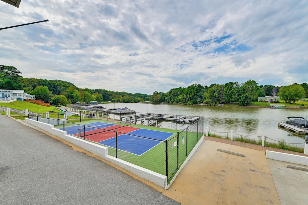 Waterfront Living & Resort Perks! Lake Norman Stay