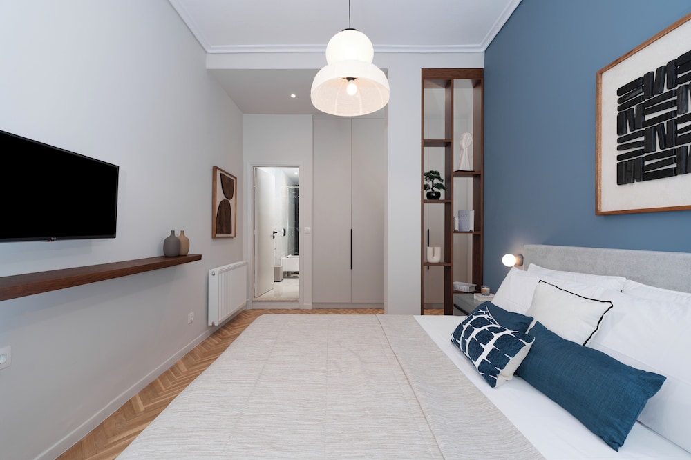 Spacious & Stylish Athens Apartment - Walk To Metro