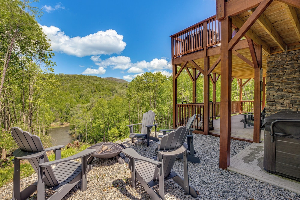 Lakefront Cabin in Elk Park w/ Hot Tub & Mtn Views