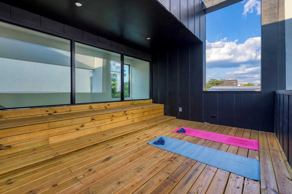 Modern East Austin Home w/ Pool, Near Downtown & Lady Bird Lake Casa 1803 by Avantstay