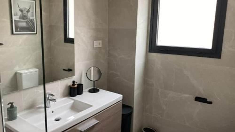 6 Guests - 3 Bedrooms - Private Garden - Pool
