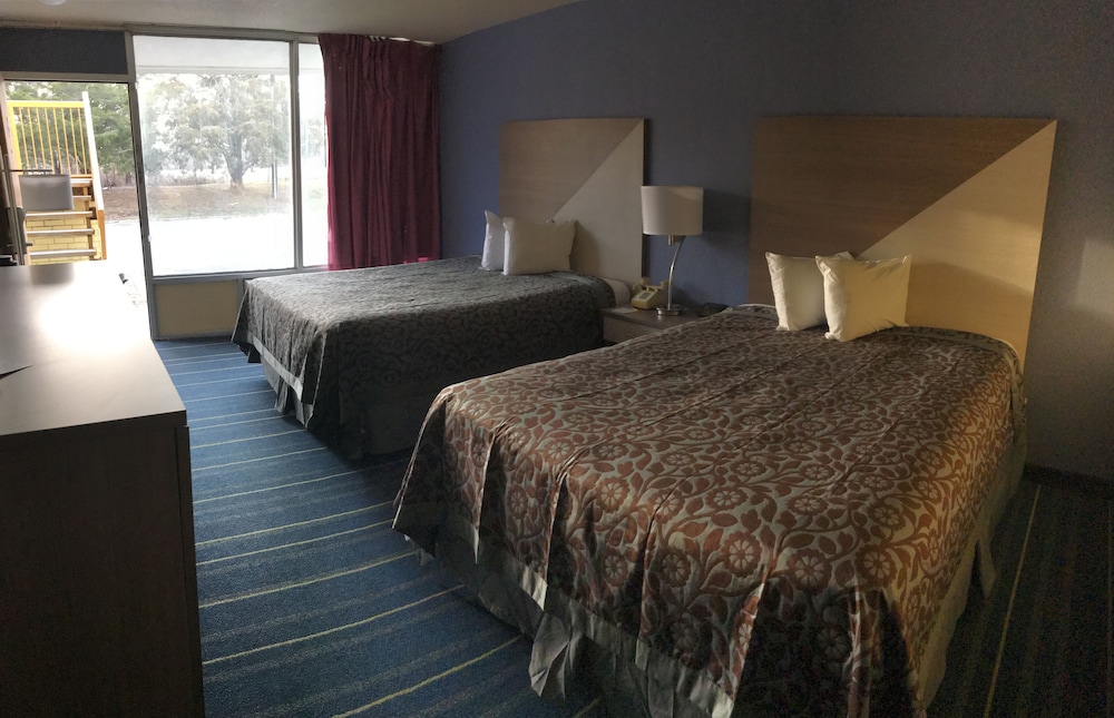 Days Inn by Wyndham Salem, Illinois view 4