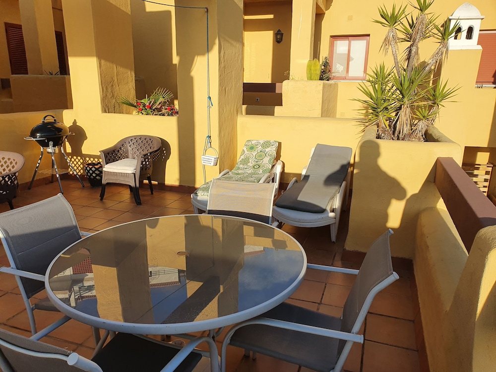 3 Bed Penthouse - Sleeps 8 - Pool - Sea View