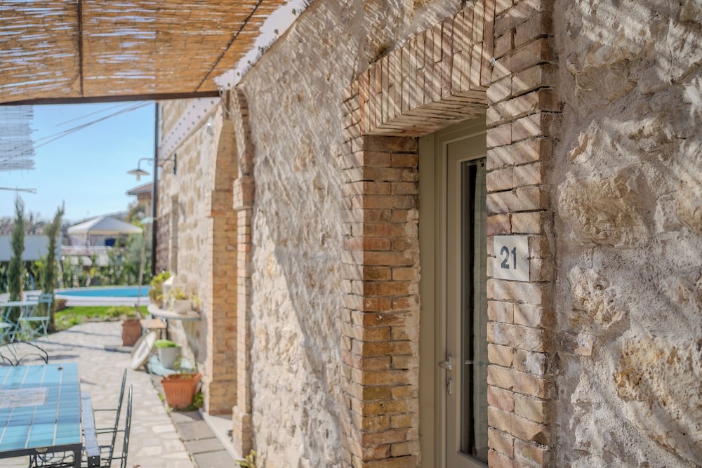 Casale nel Verde con Piscina e Vista