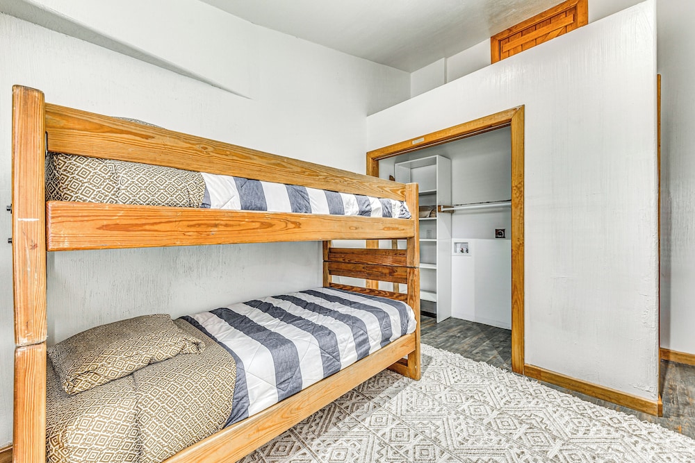 Walk to Midtown Ruidoso: Modern-rustic Cabin