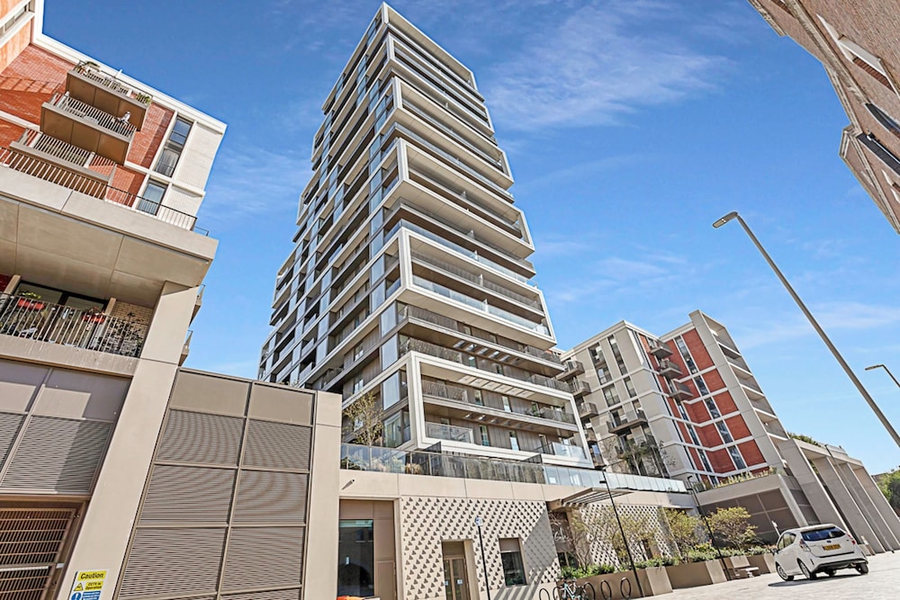 Luxurious 3-bed Sky-high Battersea Gem