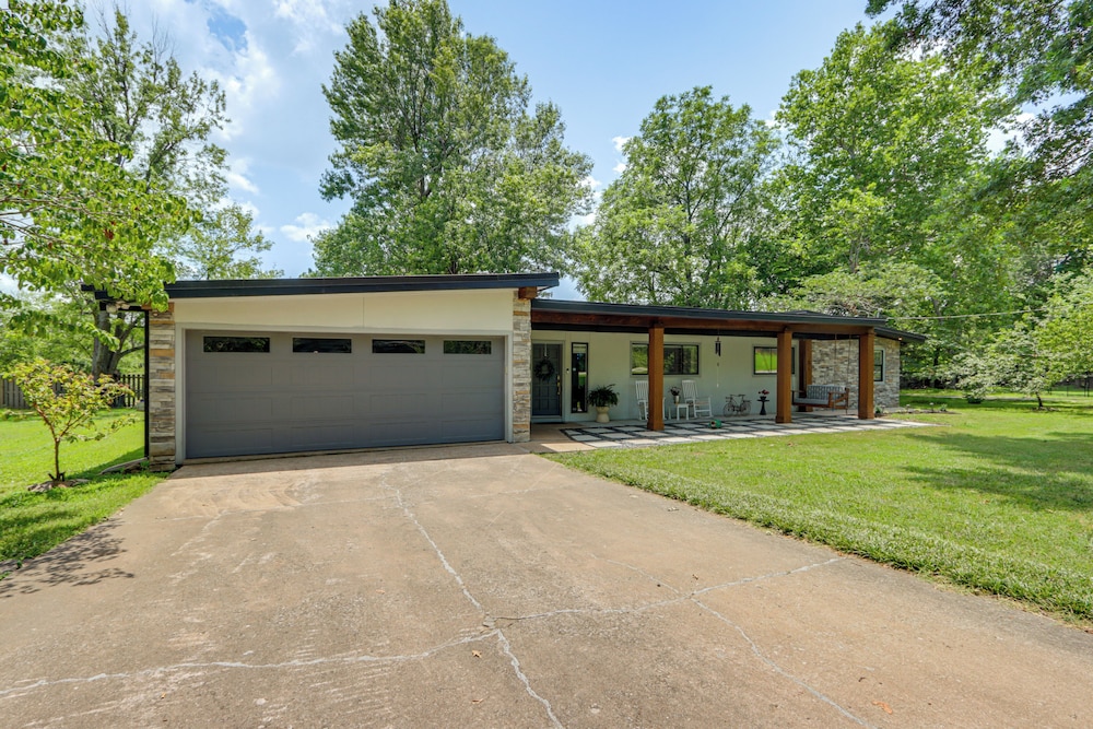 Walk to Lake Fayetteville: Family Retreat w/ Deck