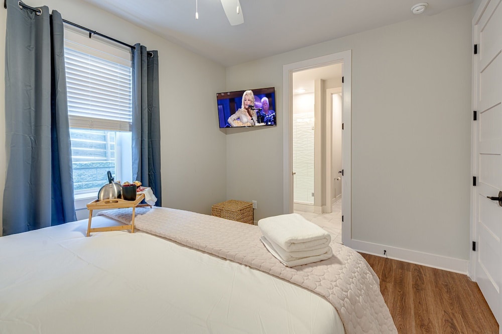 Mesmerize Melrose - Mins to Broadway - 2 Bedrooms