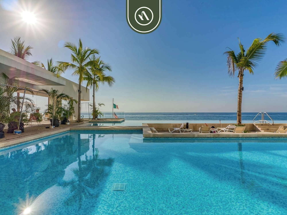 Luxury Oceanfront Studio - Beach - Pools - Gym