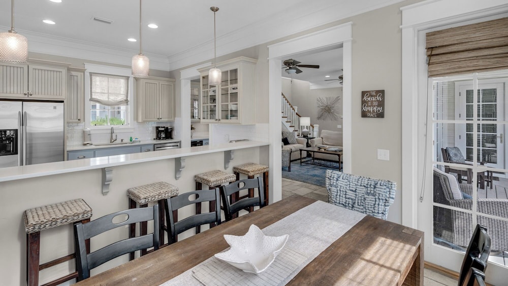 Private Splash Pool + Carriage House, 1 House to Beach w/ Beach Chair Setup! view 2
