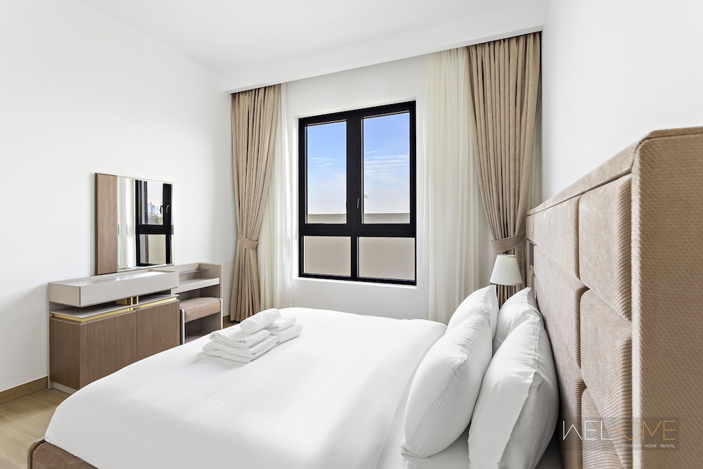 WelHome - Mesmerizing Sea & Burj Khalifa Views Apt at La Voile