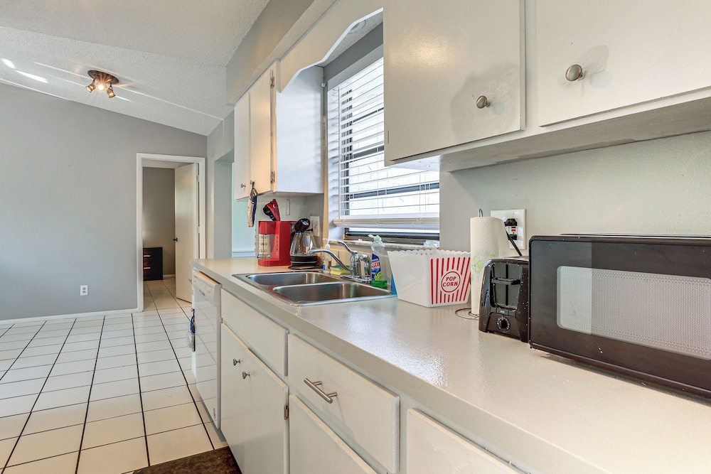 7 Mi to Beach: Cozy Home w/ Yard in Englewood!