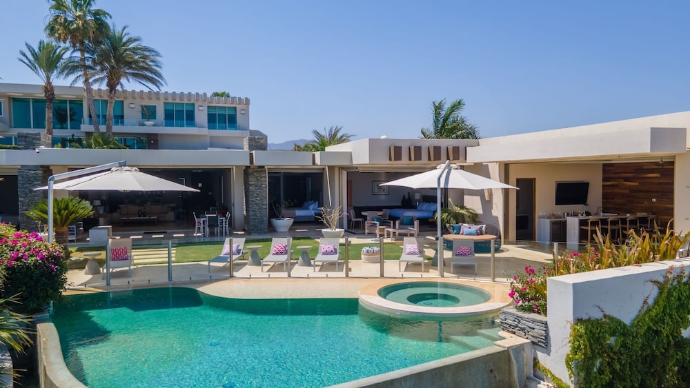 6 BR Huge Villa Steps To Beach Plus A Pool House