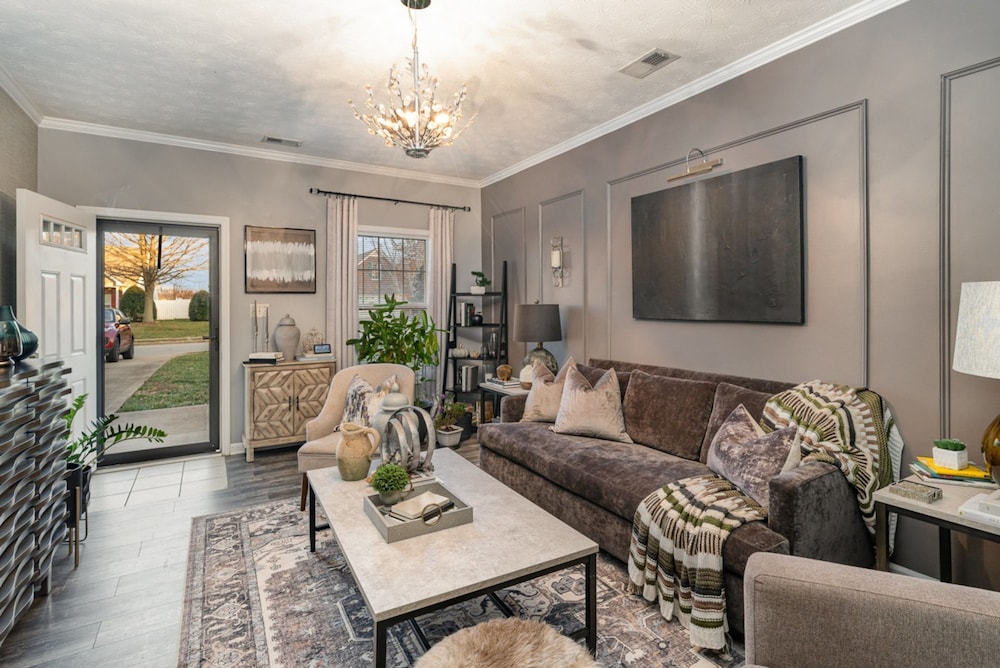 Stylish 2BR Townhome w Garage Patio Perfect for Stays or Assignments