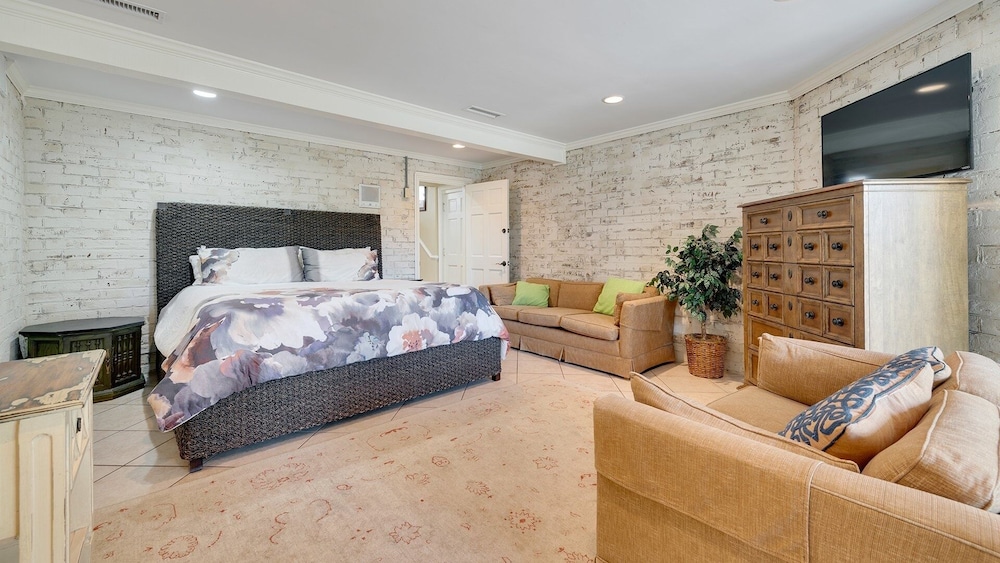 Georgetown Vacations - Huge Oceanfront Home With Full Golf Membership 8 Bedroom Home by RedAwning - Property Image 3