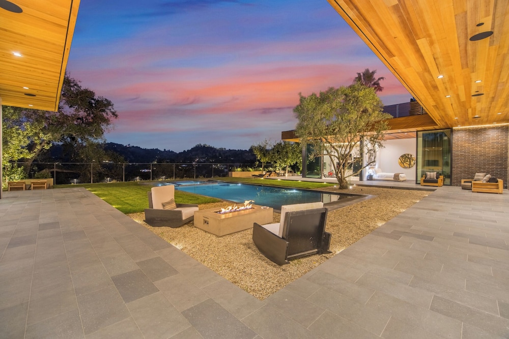 Oak Pass Manor: Indoor-outdoor Luxury With Pool, Sauna & Panoramic Views