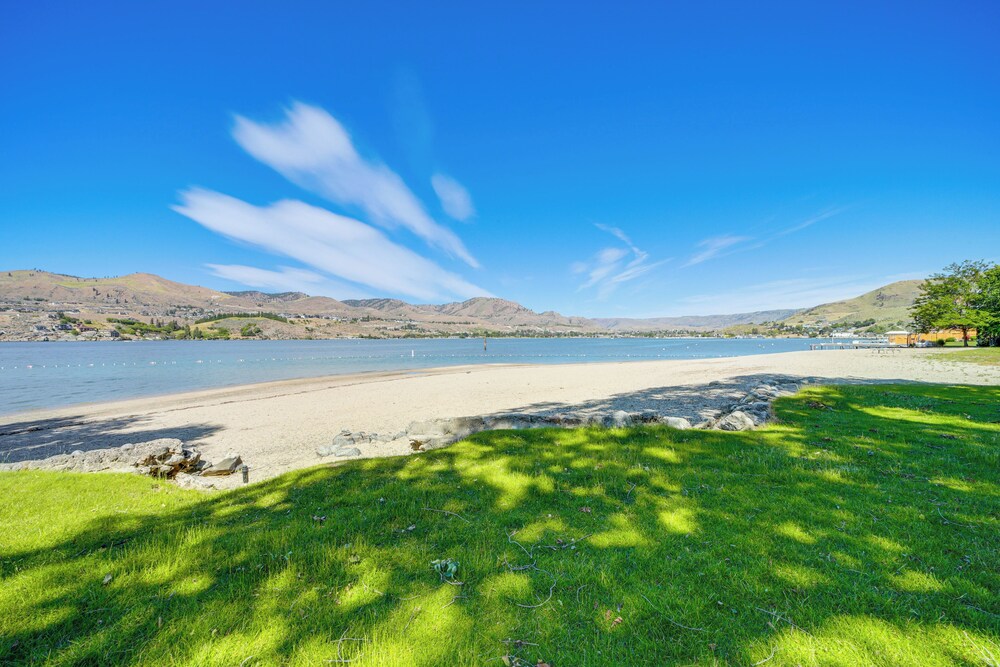 Resort Getaway on Lake Chelan: Pool + Beach Access