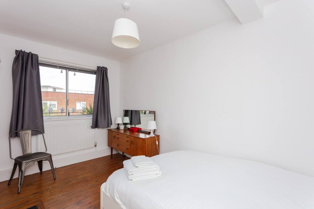 Relaxing 2 Bedroom Top Floor Apartment in Bethnal Green
