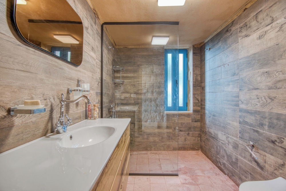 Red Oak House With Garden & Terrace in Assia, Batroun