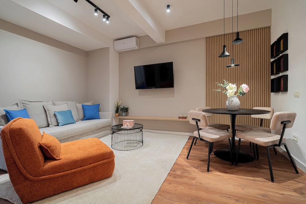 Playful & Trendy 2BR on Regina Elisabeta, Steps to Cismigiu Gardens | Bathtub & Boulevard Views