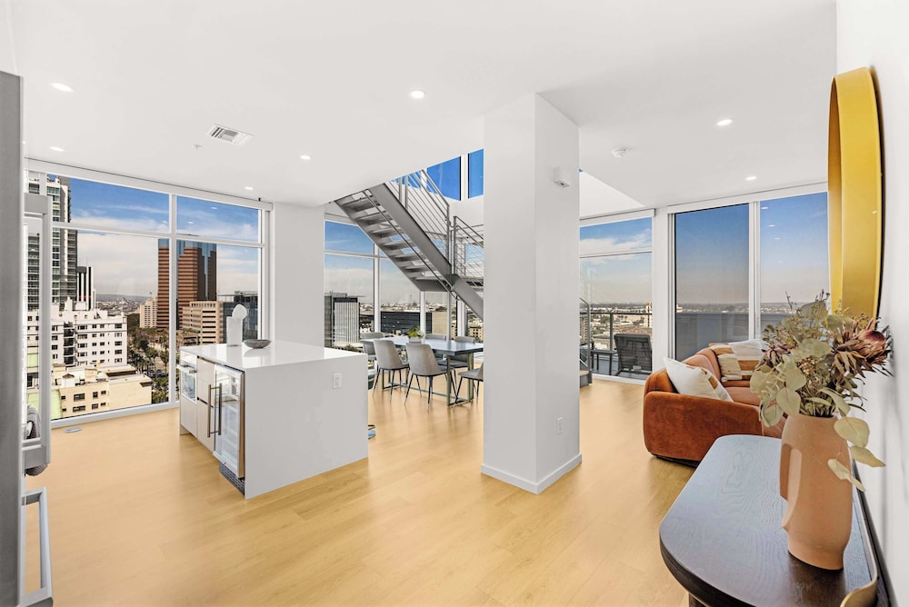 @marbella Lane - Chic 2BR Penthouse w/ Ocean Views