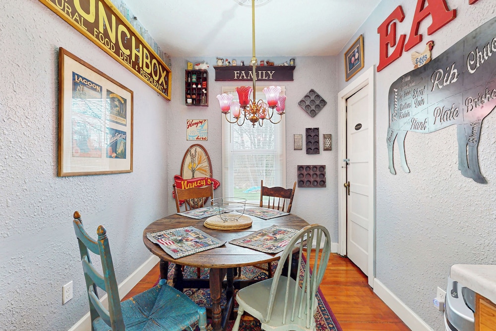 3 BR Cozy Cottage: w/ Hot Tub & Wifi