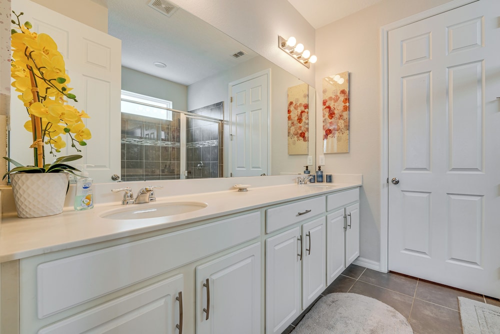 Home Near Theme Parks in Kissimmee: Family Perks!