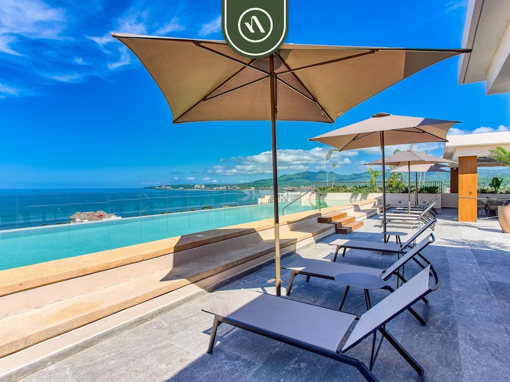New 1 BR Condo With Amazing Rooftop Pool - Jacuzzi