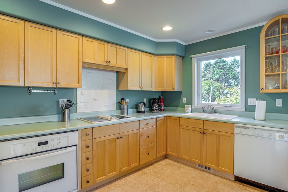 Walk to Shore: Home w/ Deck in Rockaway Beach!