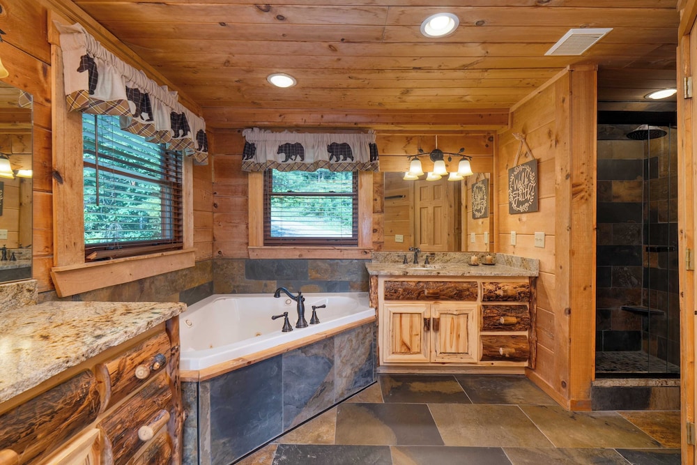 Big Bear Lodge by Avantstay Smoky Mountain Views, Hot Tub, Theater & Game Room