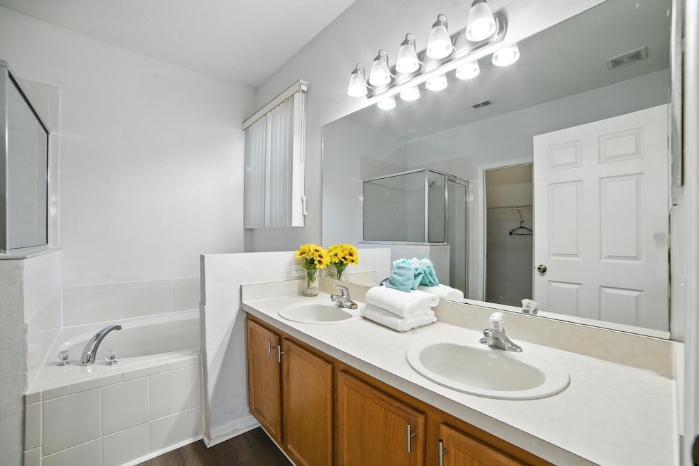Family Retreat With Private Pool Near Disney! 3 Bedroom Residence