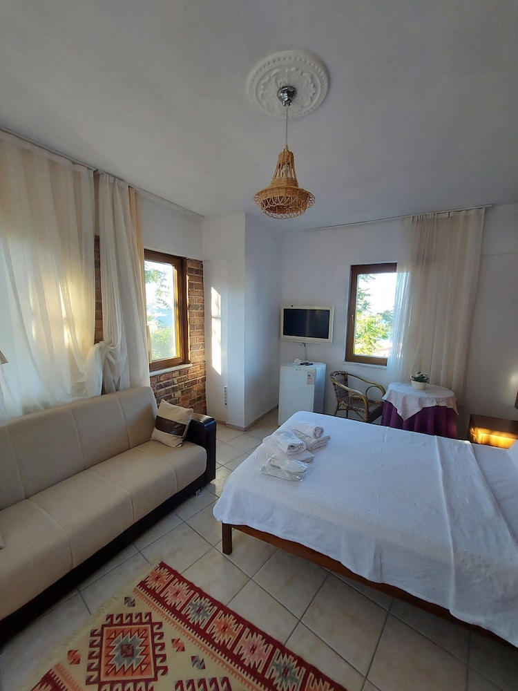 Adali Pansiyon en Bozcaada — hotel room