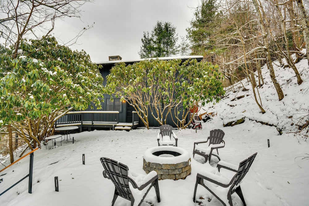 6 Mi to Skiing: Home w/ Hot Tub in Seven Devils!