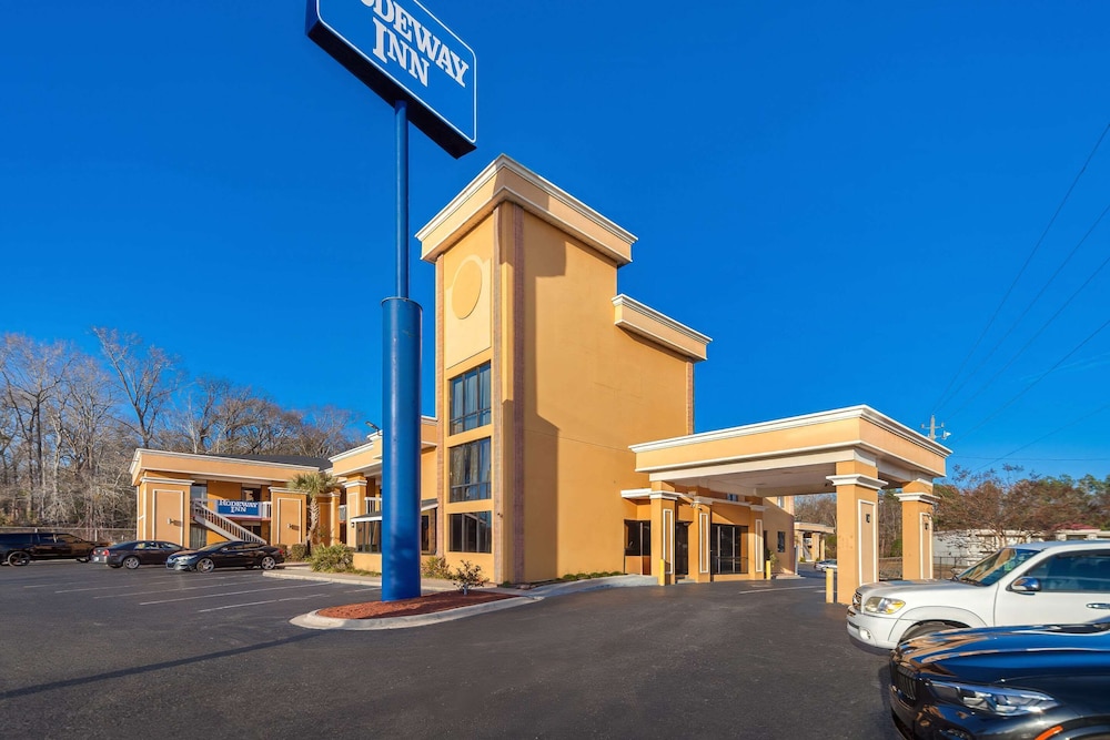 Lumberton Vacations - Rodeway Inn - Property Image 17
