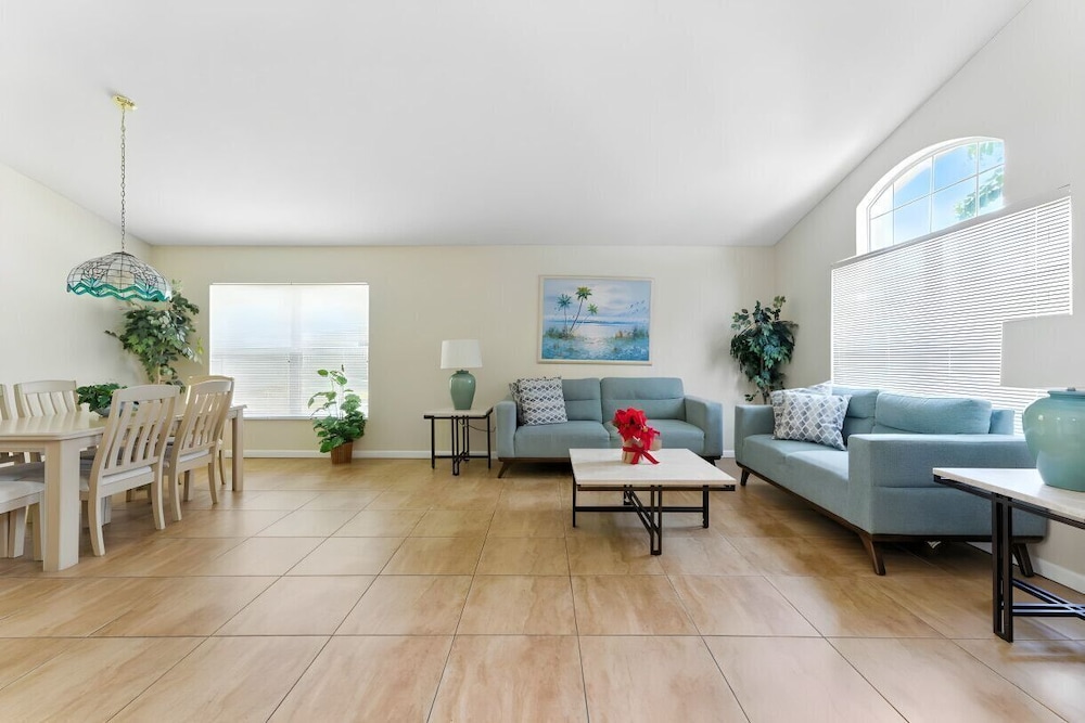 Cozy 4BR Villa w/ Priv Pool Lake Berkley Resort