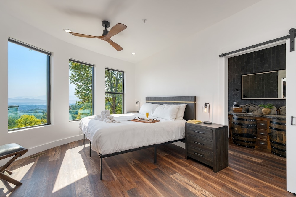 Bear Rug Inn Luxe Stays Pool Views Game Room
