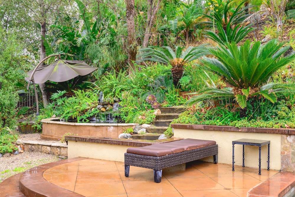 Elegant Villa Retreat Pool Garden Alfresco Lounge