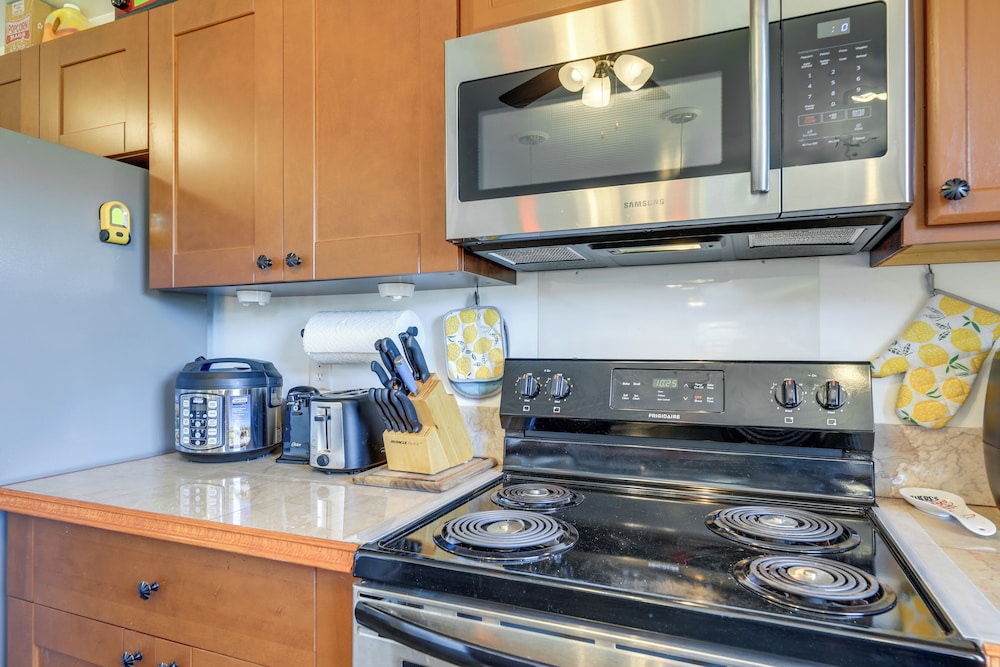 Cozy Newport Apartment w/ Dock & Creek Access! view 5
