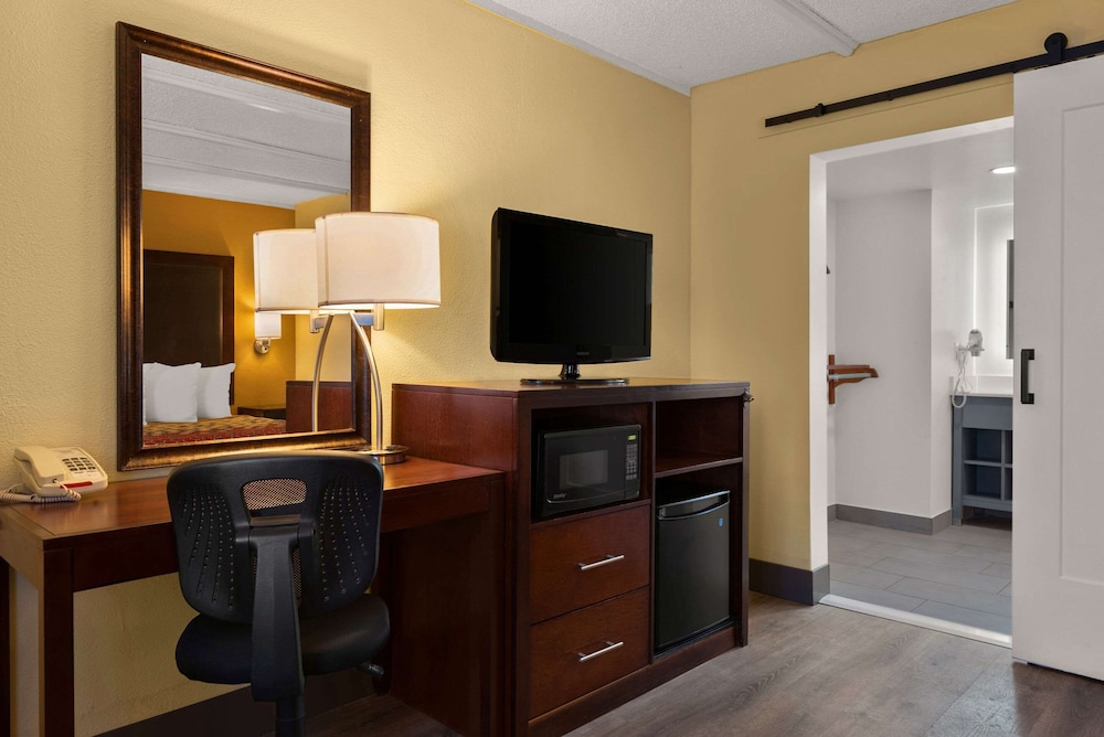 Flagstaff Vacations - Econo Lodge Flagstaff Route 66 - Property Image 43