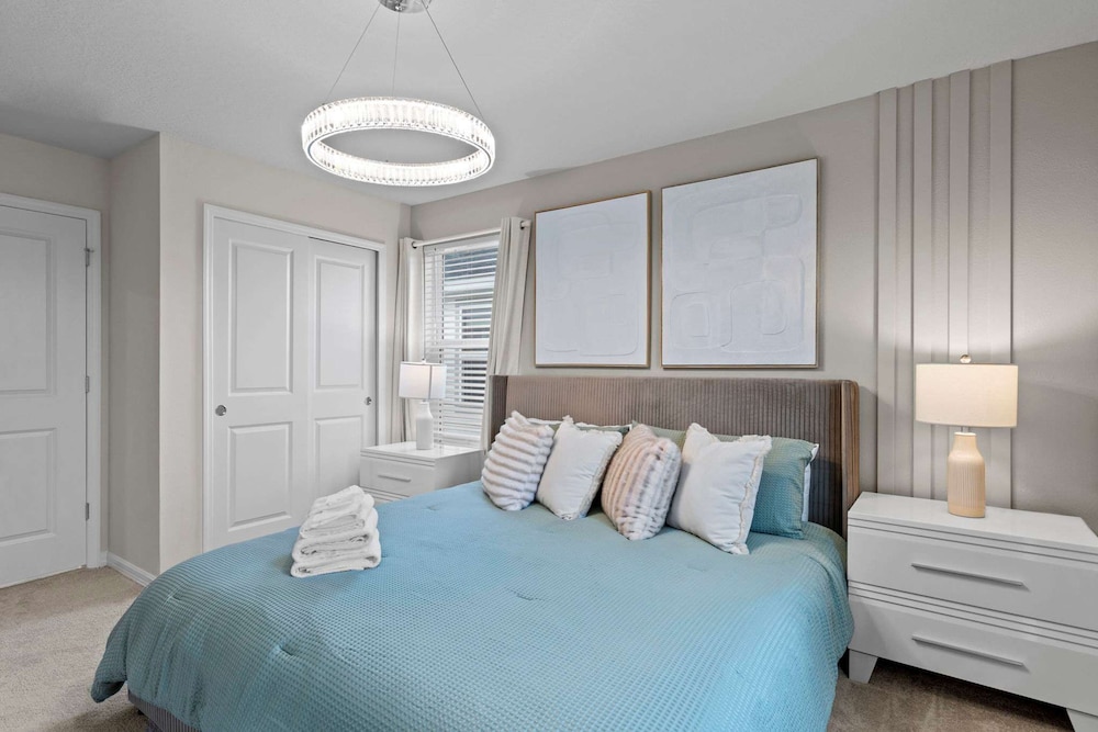 Chic 7bed With Private Pool Theme Bedrooms