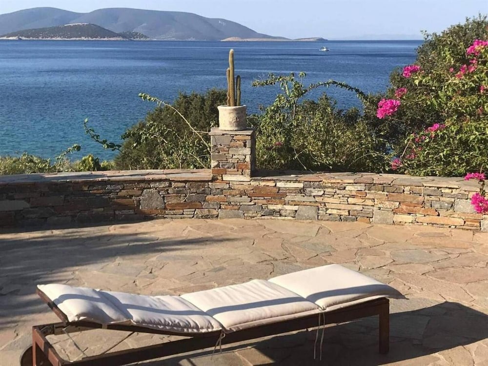 Wavefront Serenity - Exotic Dreamy Getaway view 5