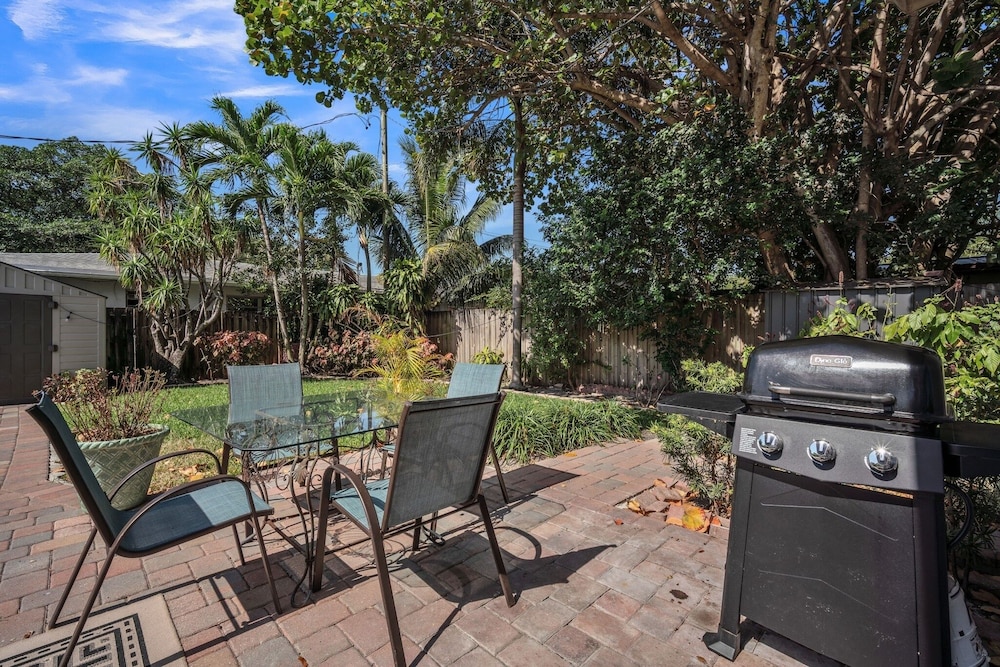 Recently Renovated Paradise W/ Private Pool! Close To Everything! 2 Bedroom Home by RedAwning - Image 5