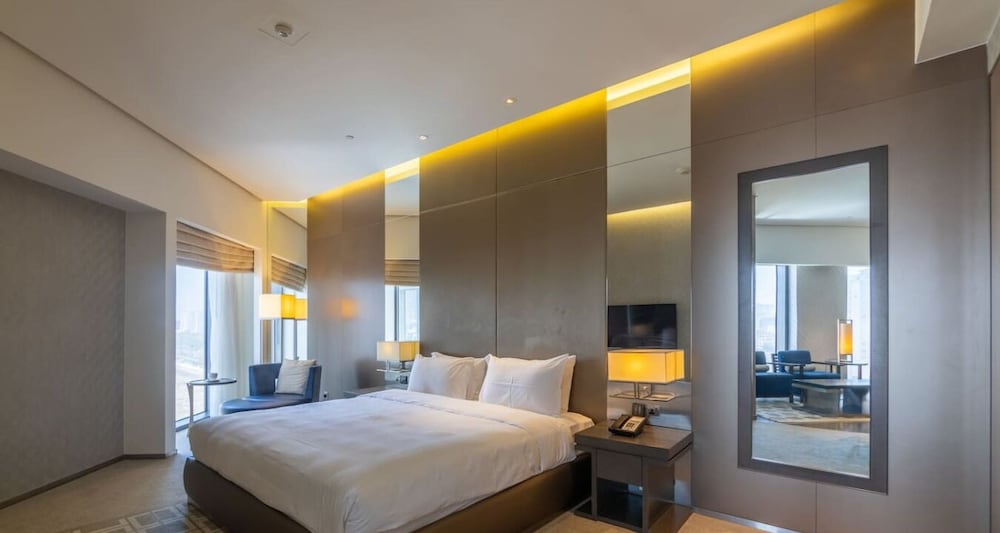 Modern 1BR Near Dubai Frame With City Views