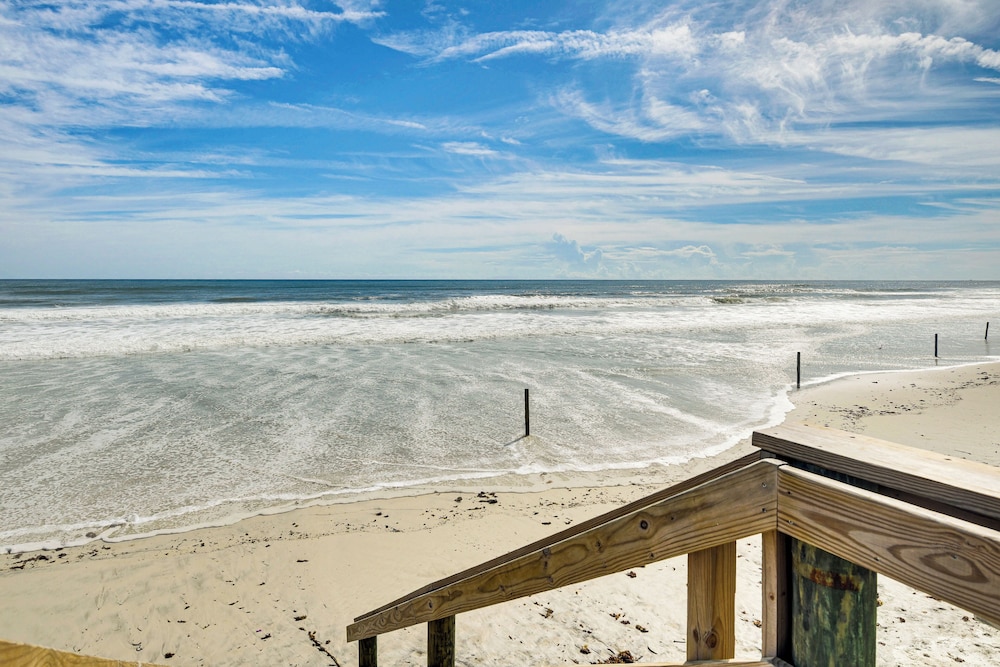 Steps to Ocean, Pool Access! Daytona Beach Gem